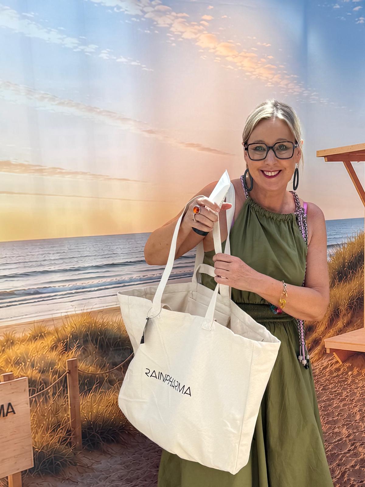 RainPharma Beach Bag met vrouw op strandachtergrond