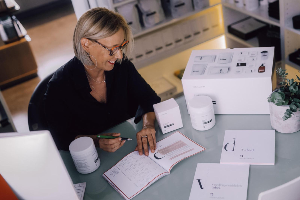 Vrouw bekijkt RainPharma Health Box producten